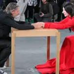 La performer Marina Abramovic durante su actuación en el MoMa