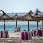 Vista de la playa de Alcudia (Mallorca), día de la puesta a punto de las playas baleares para recibir turistas de cara a este verano