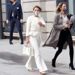 La vicepresidenta tercera y ministra de Trabajo, Yolanda Díaz (c), saluda a su llegada al Congreso de los Diputados para asistir a una nueva sesión de control al Gobierno este miércoles.