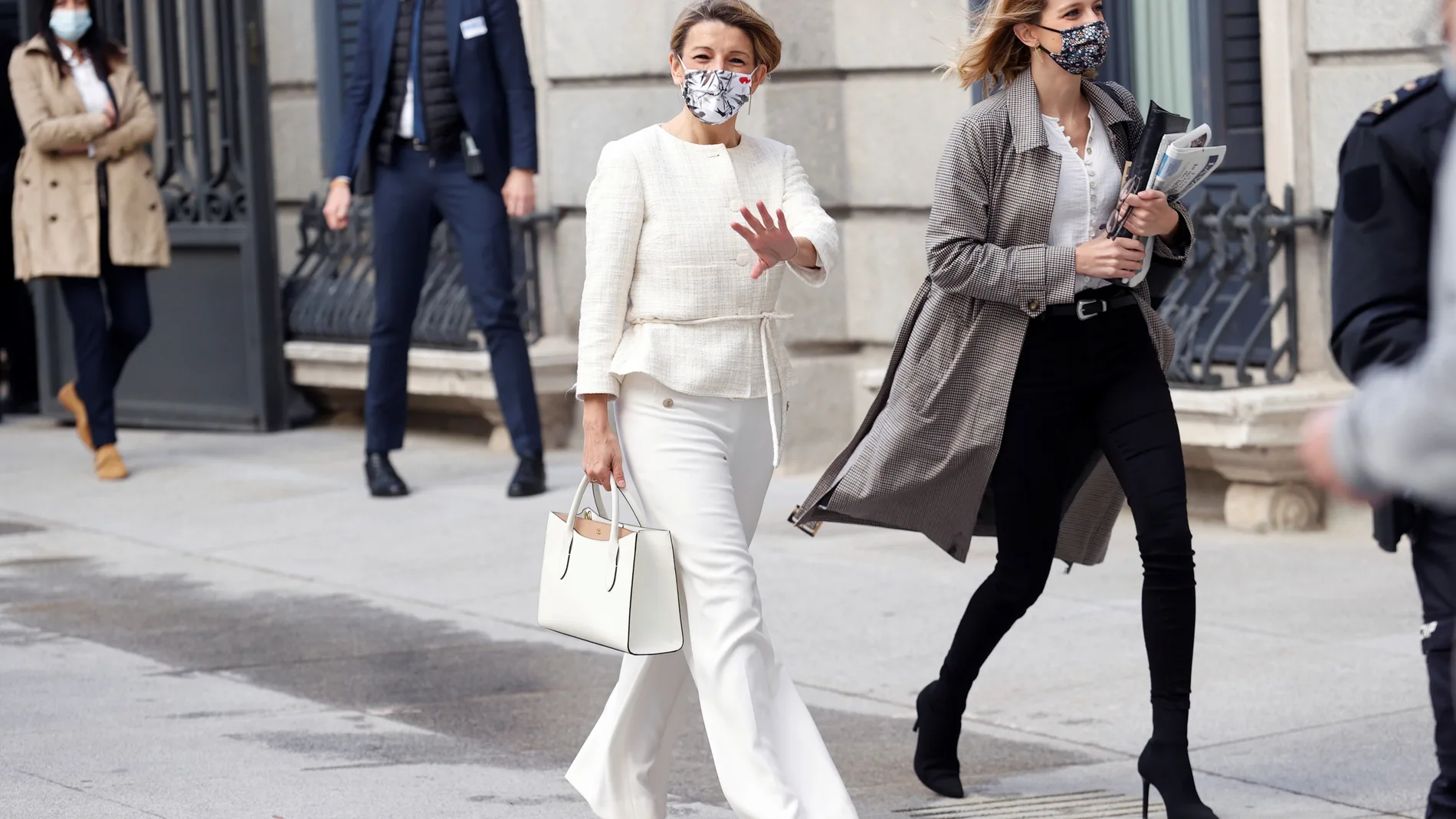 La vicepresidenta tercera y ministra de Trabajo, Yolanda Díaz (c), saluda a su llegada al Congreso de los Diputados para asistir a una nueva sesión de control al Gobierno este miércoles.