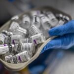 Una enfermera sostiene varios viales de AstraZeneca en el WiZink Center de la Comunidad de Madrid