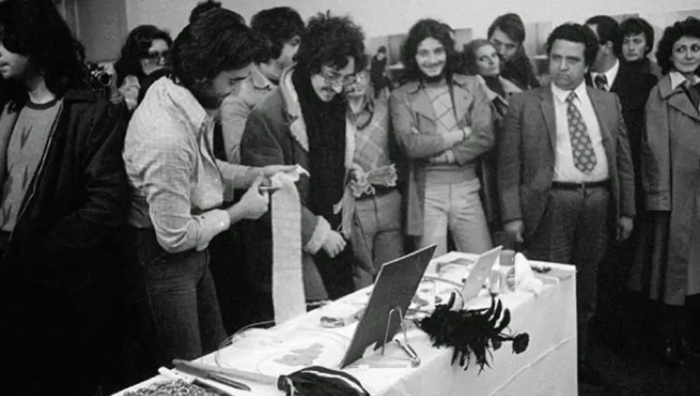 Se dispusieron en una mesa 72 objetos, para que se utilizaran sobre la artista como quisieran