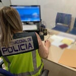 La Policía Nacional ha detenido a un hombre que vivía por todo lo alto con lo que sisaba en el restaurante donde trabajaba