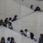 Varios estudiantes acuden a clases en la facultad de Arquitectura de la Universidad de Valencia