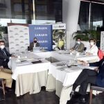 De izquierda a derecha, Jaime Martínez-Conradi, Alejandro Rodríguez, Vicente Pérez (al fondo a la derecha), Margarita Bustamante y Antonio de León (en primer plano)