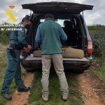 Un miembro del Seprona de Burgos inspecciona el todoterreno de un cazado