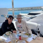 Cristiano Ronaldo y Georgina Rodríguez posan en un yate.