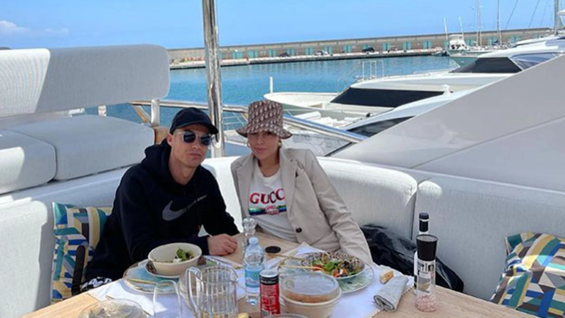 Cristiano Ronaldo y Georgina Rodríguez posan en un yate.