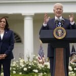 La vicepresidenta, Kamala Harris, escucha al presidente Joe Biden en la rosaleda de la Casa Blanca