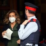 La diputada de la CUP Laia Estrada sale del Parlament de Cataluña poco después de conocerse que el juzgado de instrucción número seis de Tarragona ha dictado una orden de detención contra ella para que acuda a declarar por su participación en una protesta del 21 de diciembre de 2018, al no haber declarado voluntariamente en dos ocasiones. EFE/Quique Garcia