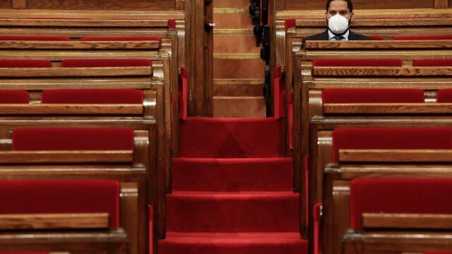 El líder de Vox, Ignacio Garriga, poco antes de comenzar un pleno del Parlament