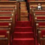 El líder de Vox, Ignacio Garriga, poco antes de comenzar un pleno del Parlament