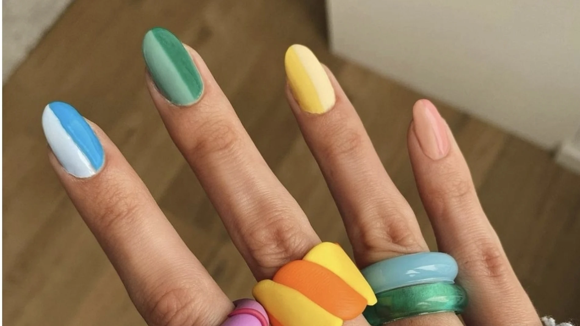 La manicura a todo color de Marta Lozano./ Instagram @martalozanop
