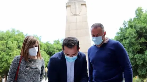 El presidente del PP de Elche, Pablo Ruz, junto al portavoz del Ayuntamiento, Claudio Guilabert