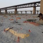 La situación en India es muy dramática, pues los familiares no tienen dónde enterrar ya a los fallecidos por coronavirus