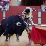 El diestro Roca Rey da un pase con la muleta al primero de su lote, durante la seguna corrida de la Feria de Córdoba celebrada este sábado en la capital andaluza. EFE /Salas