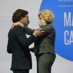 El alcalde de Madrid, José Luis Martínez-Almeida, entrega una de las Medallas de Honor, Oro y Plata del Ayuntamiento a Manuela Carmena