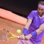 El tenista español Rafa Nadal devuelve una bola al serbio Novak Djokovic durante la final masculina del Abierto de Roma,