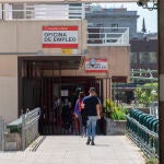 Varias personas en la puerta de una oficina del SEPE