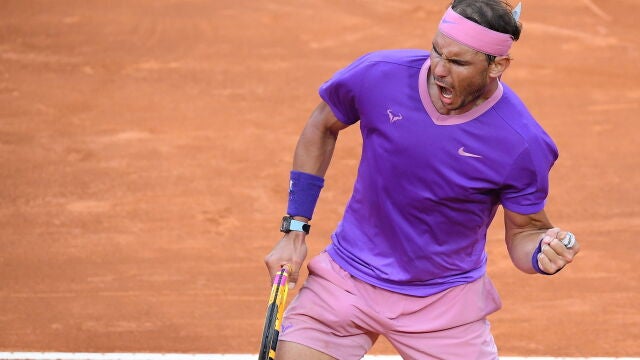 Rafa celebra un punto ante Djokovic en la final de Roma