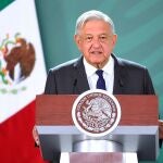 MEX841. TORREÓN (MÉXICO), 17/05/2021.- Fotografía cedida por la Presidencia de México que muestra al mandatario mexicano, Andrés Manuel López Obrador, durante una conferencia de prensa matutina, hoy, en Torreón, estado de Coahuila (México). El presidente de México, Andrés Manuel López Obrador, felicitó este lunes a la ganadora del certamen Miss Universo 2021, la mexicana Andrea Meza, de quien dijo que es "la más guapa" y cuya victoria le dio "mucho gusto". EFE/ Presidencia de México / SOLO USO EDITORIAL/ SOLO DISPONIBLE PARA ILUSTRAR LA NOTICIA QUE ACOMPAÑA (CRÉDITO OBLIGATORIO)