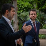 El secretario general de Junts, Jordi Sànchez y el president de la Generalitat en funciones, Pere Aragonès durante una rueda de prensa en los jardines del Palau Robert