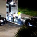 Operarios de la empresa Rodo Cargo meten en un camión de transporte algunos de los coches de Cristiano Ronaldo.