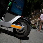 Patinetes eléctricos en el centro de una ciudad