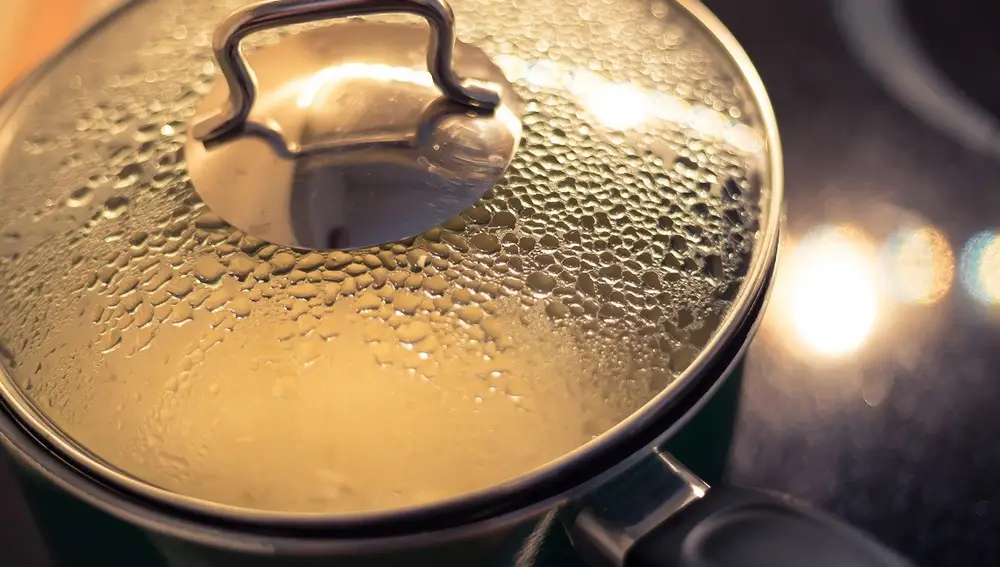 Tristemente, es muy común que nos despistemos y que se nos queme la comida, destrozando la olla. Lo bueno es que tiene solución