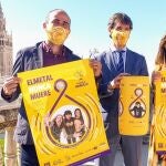 El delegado de Transición Ecológica, David Guevara, la gerente de Lipasam, Virginia Pividal, y Pablo García, Director de ‘Cada lata cuenta’ en España, hoy en Sevilla