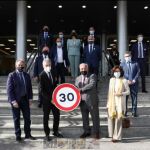 Marlaska y el director general de Tráfico sostienen una señal de limitación de velocidad