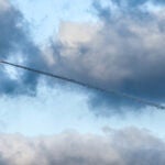 Un cohete lanzado por militantes palestinos hacia territorios israelíes en medio de la escalada de violencia israelí-palestina