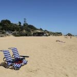 Dos sillas vacías en la playa del Albufeira, en el Algarve, simboliza la caída del turismo a raíz de las restricciones impuestas por Alemania y Reino Unido