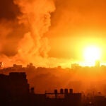Fuego y humo tras un bombardeo israelí sobre Gaza