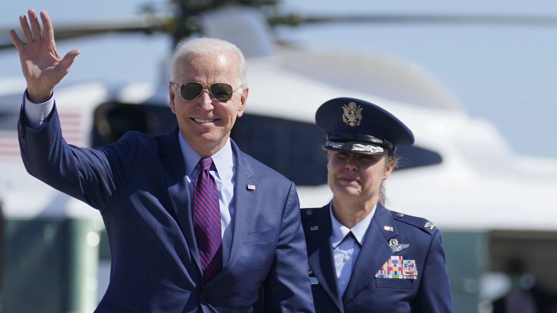 El presidente Joe Biden saludo antes de viajar a Michigan a la planta Ford