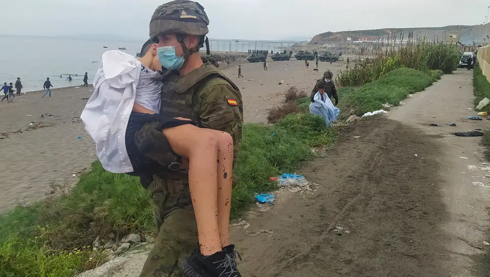 Los militares han socorrido a los inmigrantes que llegaban a nado