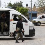 Policías municipales resguardan el área donde se encuentra una fosa clandestina, en Alamedas de Zalatitán, municipio de Tonalá, estado de Jalisco
