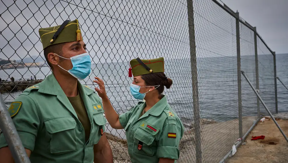 El capitán Isaac Bueno Choquet de Isla y la dama legionaria Saray García