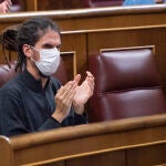 El secretario de Organización de Podemos y diputado de Unidas Podemos en el Congreso, Alberto Rodríguez, aplaude en una sesión de control al Gobierno, a 19 de mayo de 2021, en el Congreso de los Diputados, Madrid, (España).