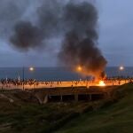 Decenas de emigrantes, a unos dos kilómetros al sur del Tarajal, se enfrentan con los antidisturbios marroquíes