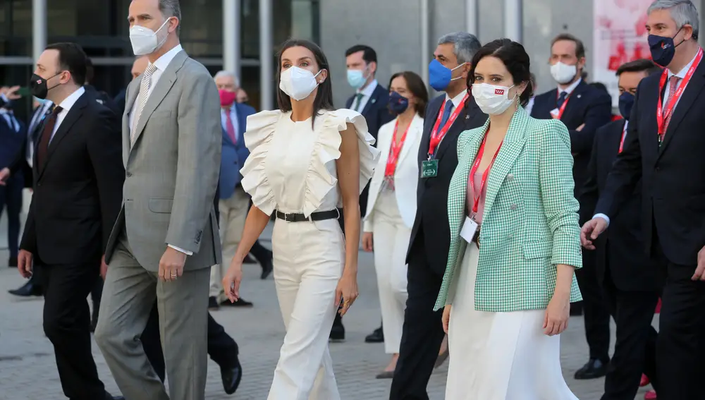 Los Reyes Felipe VI y Letizia junto a la presidenta de la Comunidad de Madrid, Isabel Díaz Ayuso, en FITUR 2021.