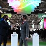 El presidente andaluz Juanma Moreno (d) saluda al vicepresidente y consejero andaluz de Turismo, Juan Marín, en la inauguración de Fitur
