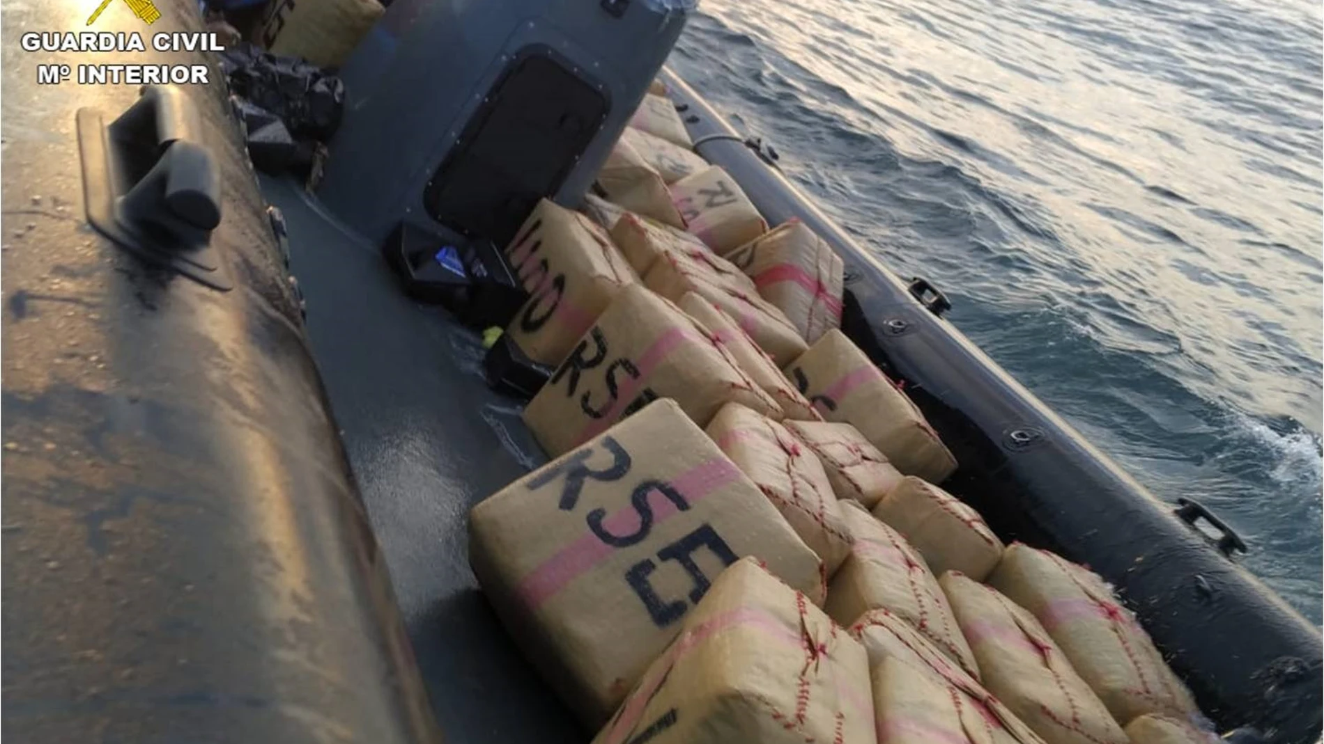 La Guardia Civil de ha interceptado en La Vila Joiosa (Alicante) una embarcación sospechosa que fue avistada cuando se dirigía hacia tierra firme y que resultó ser una 'narcolancha' que contenía casi un centenar de fardos de hachísGUARDIA CIVIL19/05/2021