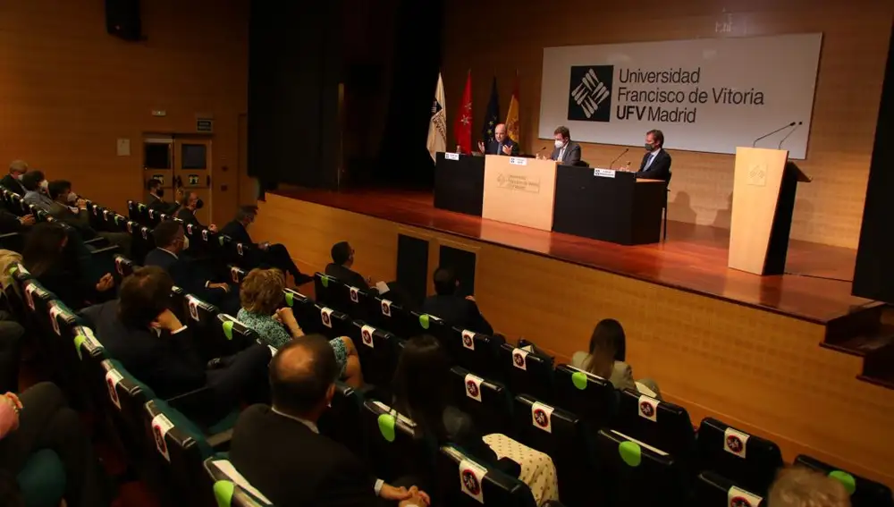 Plano general del acto de entrega de diplomas