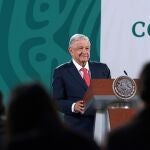 MEX841. CIUDAD DE MÉXICO (MÉXICO), 20/05/2021.- Fotografía cedida por la Presidencia de México que muestra al mandatario mexicano, Andrés Manuel López Obrador, durante una conferencia de prensa matutina en el Palacio Nacional, hoy, en Ciudad de México (México). El presidente mexicano, Andrés Manuel López Obrador, pidió este jueves al Banco de México que detalle qué hace con sus reservas de 190.000 millones de dólares, después que la institución descartara entregar este año remanentes al Gobierno. EFE/ Presidencia de México / SOLO USO EDITORIAL/ SOLO DISPONIBLE PARA ILUSTRAR LA NOTICIA QUE ACOMPAÑA (CRÉDITO OBLIGATORIO)