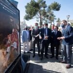 López Miras y Martínez-Almeida inaugura n la exposición fotográfica de la fiestas de Caravaca de la Cruz