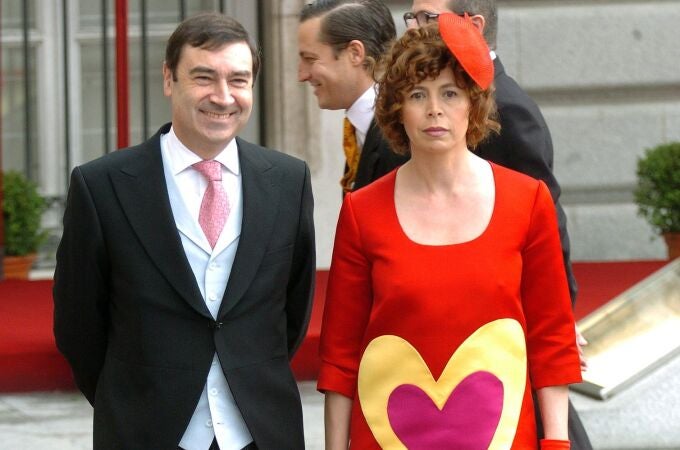 El director del diario El Mundo, Pedro J. Ramírez, acompañado de su esposa, la diseñadora Agatha Ruiz de la Prada, a su llegada a la catedral de la Almudena, donde se celebra la boda entre el Príncipe Felipe y Letizia Ortiz.