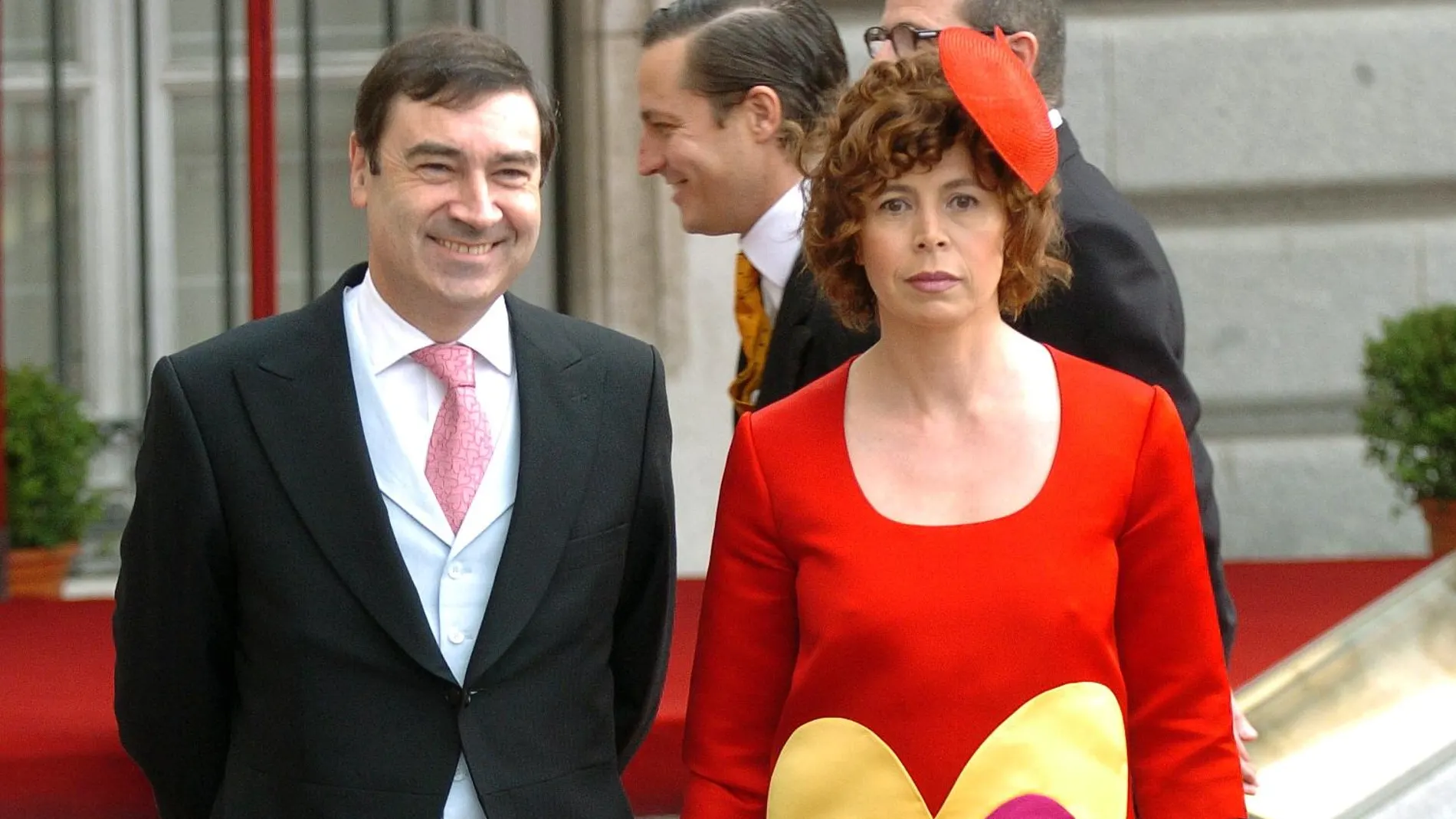 El director del diario El Mundo, Pedro J. Ramírez, acompañado de su esposa, la diseñadora Agatha Ruiz de la Prada, a su llegada a la catedral de la Almudena, donde se celebra la boda entre el Príncipe Felipe y Letizia Ortiz.