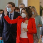 La ministra de Hacienda y portavoz del Gobierno, María Jesús Montero (d), y el presidente de la Generalitat Valenciana, Ximo Puig (i), en el acto de clausura del 43 Congreso Confederal de UGT