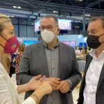 La directora general de Turismo de la Junta, Estrella Torrecilla, conversa con el diputado de Turismo, Jesús Prada, y el presidente de la Diputación de Zamora, Francisco Requejo en Fitur
